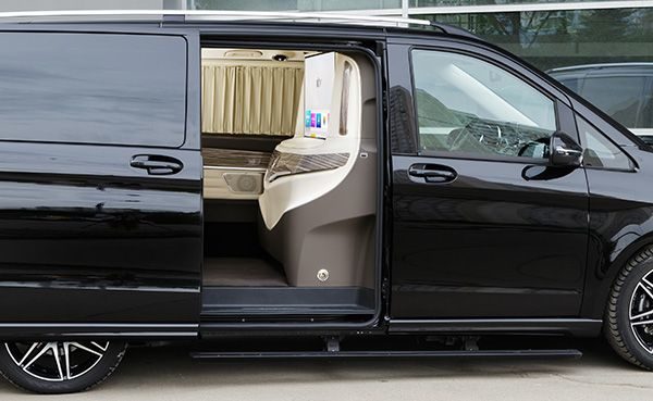 Partitions LUXE between driver and passenger in the car cabin